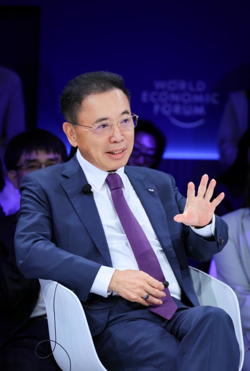 对话TCL李东生：AI应用“双线布局” 必须看到实际效益